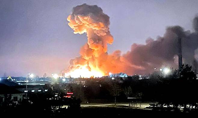 지난 2022년 2월 24일 러시아군의 공습으로 우크라이나 수도 키이우 시내에서 폭발이 일어나고 있다. 세계일보 자료사진