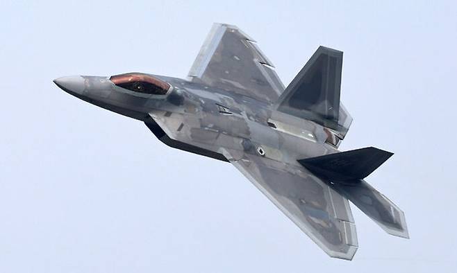 미 공군 F-22 스텔스 전투기가 비행을 하고 있다. 세계일보 자료사진