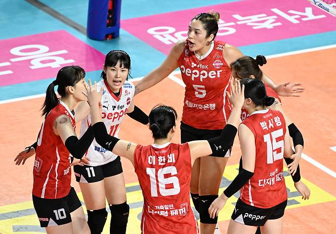 ▲ 페퍼저축은행 선수들이 서로를 격려하고 있다. ⓒKOVO