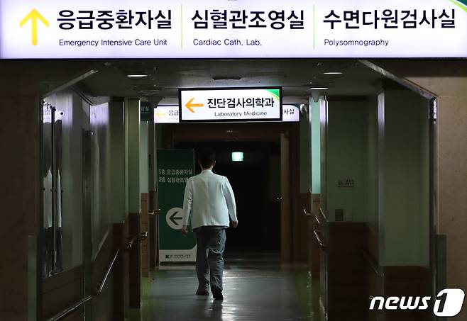 정부의 의대 증원 방침에 반대하는 전공의 집단 진료거부 사태가 나흘째 이어진 23일 오후 대전 한 종합병원에서 의료진이 이동하고 있다. 2024.2.23/뉴스1 ⓒ News1 김기태 기자