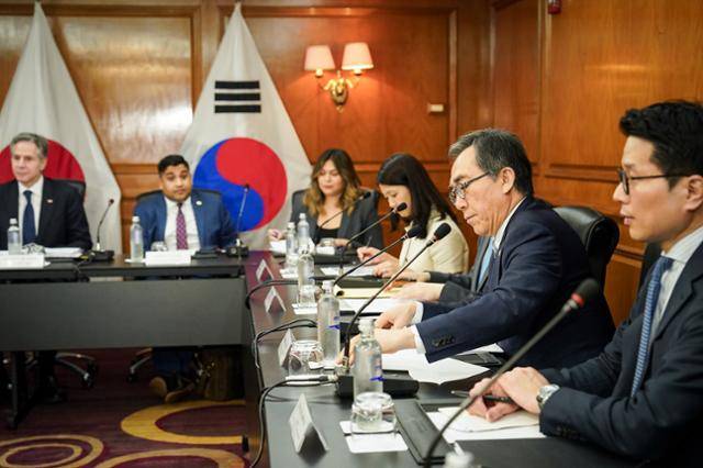 조태열 외교부 장관이 22일(현지시간) 브라질 리우데자네이루에서 개최 중인 주요 20개국(G20) 외교장관회의에 참헉해 안토니 블링컨 미국 국무장관 및 가미카와 요코 일본 외무대신과 한미일 협력과 주요 지역 및 글로벌 현안에 관해 논의했다. 외교부 제공, 뉴시스