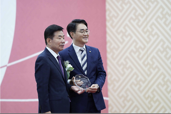 지난해 5월 국회 의정대상을 수상하는 박용진 의원