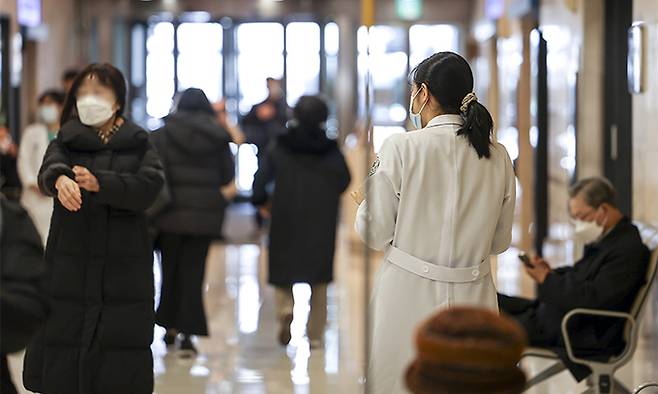 전공의 업무중단이 이어지고 있는 23일 서울의 한 대학병원에서 의료진이 이동하고 있다. 뉴시스