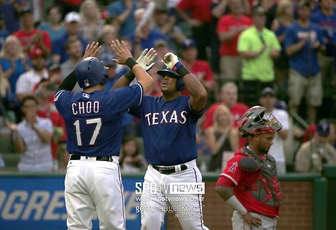 ▲ 텍사스 팀 동료로 오랜 시간 함께했던 추신수와 아드리안 벨트레