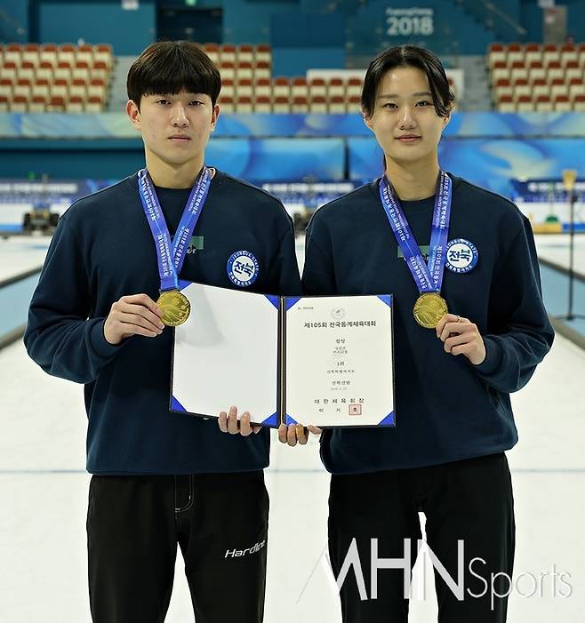 전북도청 컬링팀 강보배(오른쪽), 문성원 선수는 처음 팀을 구성하여 출전한 동계체전에서 깜작 우승을 차지했다.