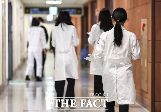 의과대학 정원 확대를 둘러싼 의사와 정부 간 갈등이 지속되는 가운데 약사와 한의사, 치과의사 등 다른 분야의 의료인들은 한목소리로 의대 증원 필요성에 공감했다. 대한의사협회는 조만간 비상대책위원회 체제로 전환하고 휴업 등 집단행동을 추진할 계획이다. /뉴시스