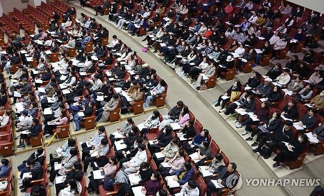 11일 오후 서울 동작구 숭실대학교 한경직기념관에서 열린 서울시교육청 주최 2024 대입 정시모집 설명회에서 수험생과 학부모들이 지원전략 등에 대한 설명을 듣고 있다.ⓒ연합뉴스