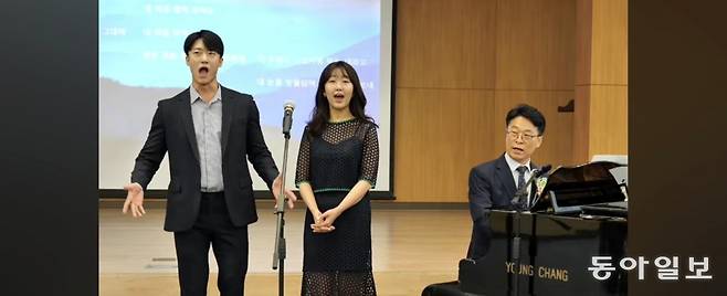 최수길씨의 교육청 퇴임식에서 노래하는 아버지와 남매. 최수길 씨 제공