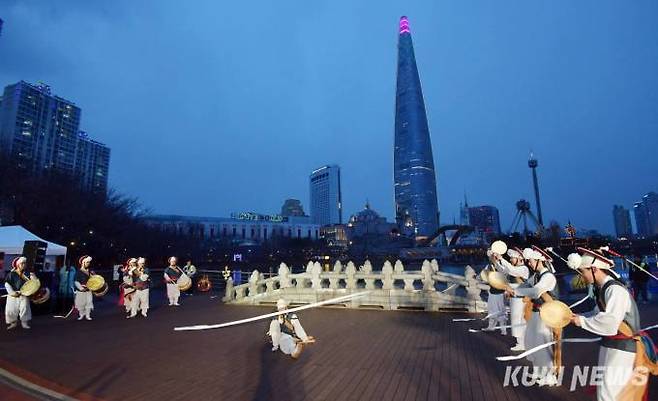 정월대보름인 24일 저녁 (사)송파민속보존회의 회원들이 농악 공연을 펼치고 있다.