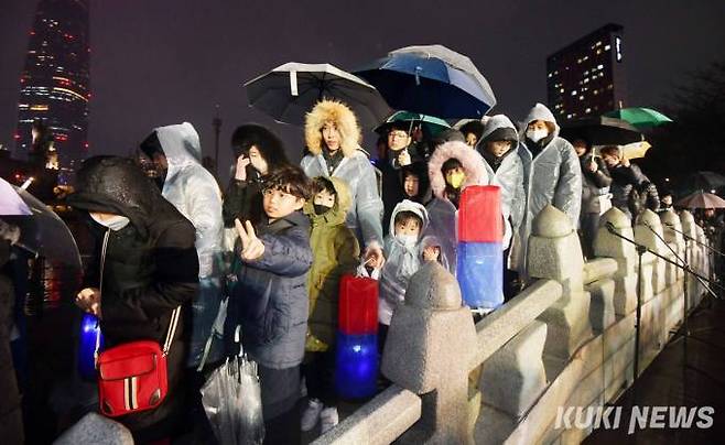정월대보름인 24일 저녁, 송파구가 석촌호수 수변무대와 서울놀이마당에서 한 해의 안녕과 풍년을 기원하는 달맞이 행사를 열었다. 행사에 참석한 시민들이 답교놀이에 참여하고 있다.