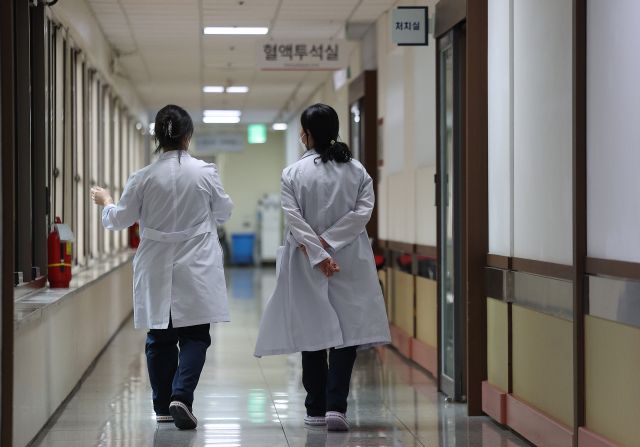 의대 증원에 반발하는 전공의 집단 이탈이 지속되는 가운데 지난 22일 대구 한 대학병원에서 의사가 이동하고 있다. 연합뉴스