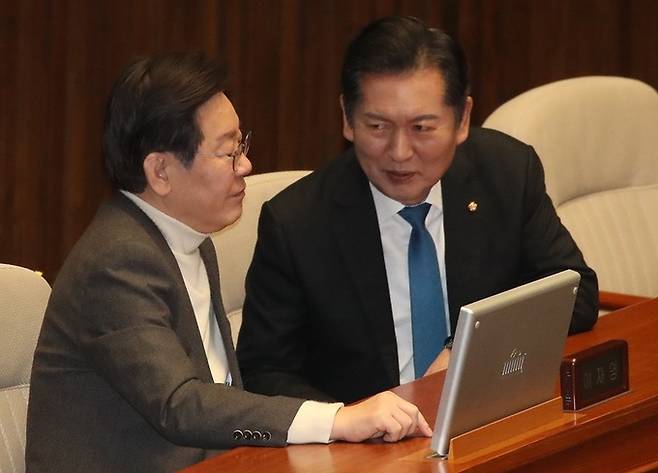정청래 더불어민주당 최고위원(오른쪽)과 이재명 민주당 대표가 지난 20일 오전 서울 여의도 국회에서 열린 제413회 국회(임시회) 제2차 본회의에서 이야기를 나누고 있다. 뉴스1