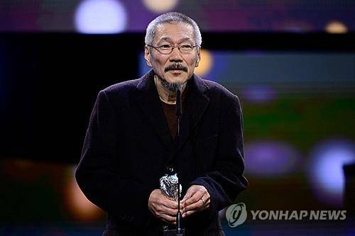 제74회 베를린영화제 심사위원대상 받은 홍상수 감독 (베를린 AFP=연합뉴스) 홍상수 감독이 24일(현지시간) 제74회 베를린영화제에서 은곰상 심사위원대상을 받고 소감을 말하고 있다. 2024. 2. 24