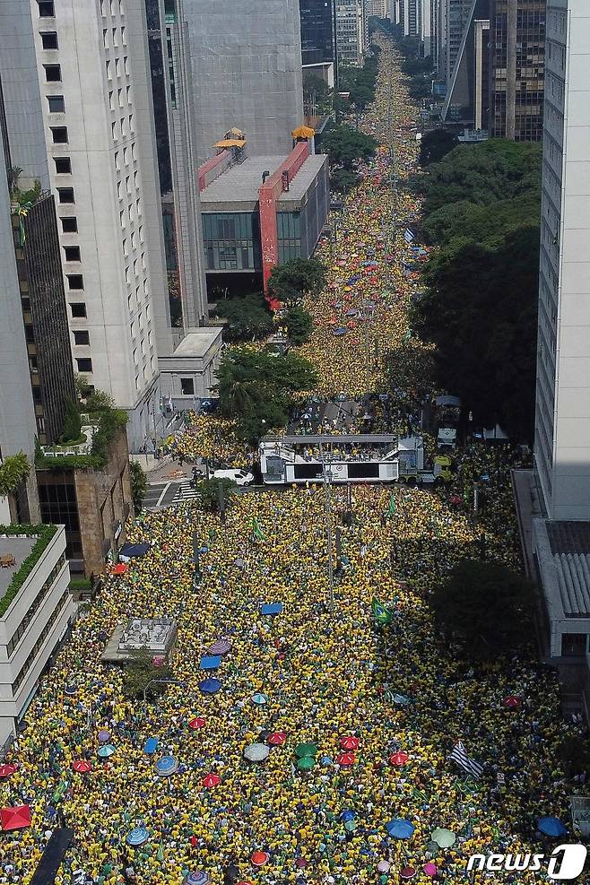 25일(현지시간) 브라질 상파울루 도심 파울리스타 대로에서 자이르 보우소나루 전 대통령을 지지하는 대규모 집회가 열리고 있다. ⓒ AFP=뉴스1 ⓒ News1 우동명 기자