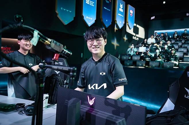 지난 25일 7시간의 초장기 경기 끝에 승리한 디플러스 기아 미드 라이너 '쇼메이커' 허수가 미소를 보이고 있다. 사진=라이엇게임즈 제공