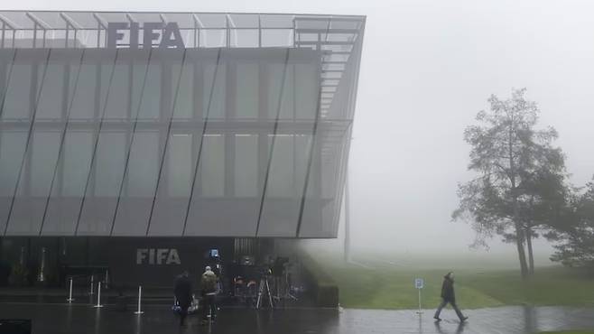  븮  FIFA 繫. ǹ FIFA  ¡ϱ  Ѹ   ִ <AFP/Getty Images>