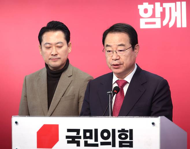 국민의힘 정영환 공천관리위원장(오른쪽)이 26일 여의도 당사에서 회의결과를 발표하고 있다. 연합뉴스