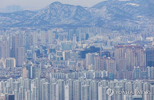 얼어붙은 아파트 매매가, 전국 아파트값 13주 연속 하락 (경기 광주=연합뉴스) 김도훈 기자 = 전국 아파트 가격이 13주 연속 하락세를 기록했다.
한국부동산원이 22일 발표한 '2월 셋째 주(19일 기준) 주간 아파트가격 동향'에 따르면 전국 아파트 매매가는 전주 대비 0.05% 하락하면서 13주 연속 내림세를 기록했으며 하락폭은 전주(-0.04%)에 비해 다소 커졌다.
반면 전국 아파트 전셋값은 전주 대비 0.02% 오르며 서울은 작년 5월 넷째 주부터 40주 연속, 수도권은 작년 6월 넷째 주부터 35주 연속 상승세를 이어가고 있다.
사진은 23일 경기도 광주시 남한산성에서 바라본 서울 아파트 단지 모습. 2024.2.23 superdoo82@yna.co.kr