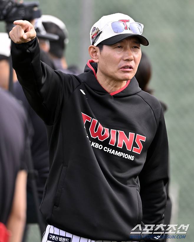 26일(한국시간) 미국 애리조나 주 스코츠데일에서 열린 LG 트윈스의 스프링캠프 현장, 염경엽 감독이 라ㅣ브 피칭을 지켜보며 이야기를 하고 있다. 스코츠데일(미국 애리조나)=허상욱 기자wook@sportschosun.com/2024.02.26/