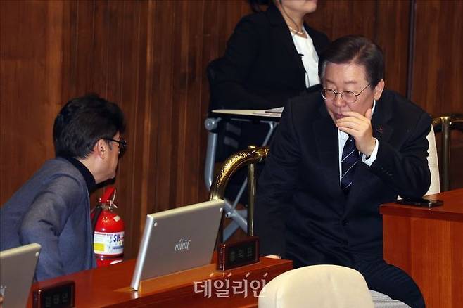 이재명 더불어민주당 대표가 지난 23일 오후 서울 여의도 국회에서 열린 국회 본회의 경제 분야 대정부질문에서 홍익표 원내대표와 대화를 나누고 있다. ⓒ데일리안 홍금표 기자