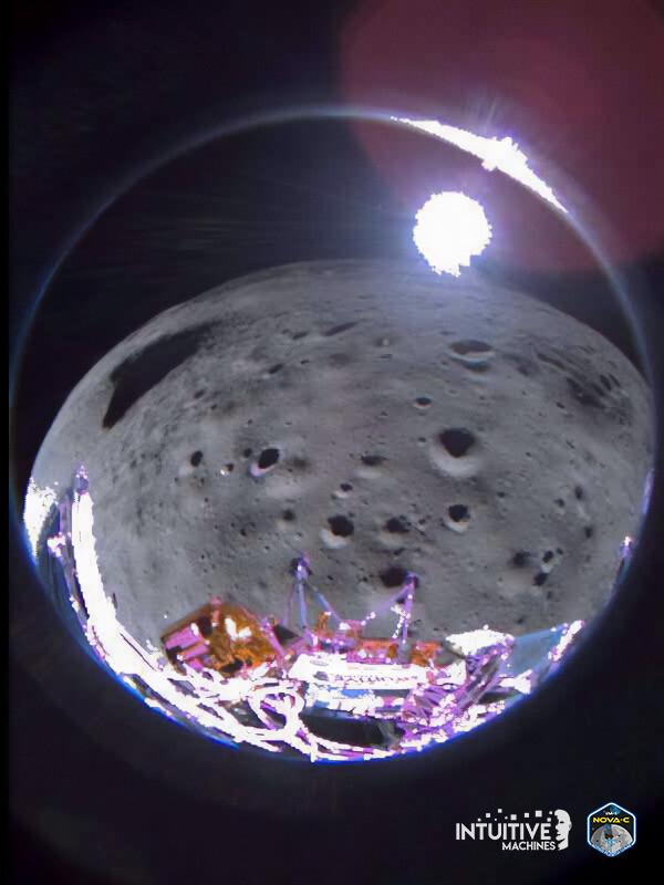 미국의 우주선 오디세우스가 22일 달 남극지역에 착륙하기 직전 찍은 사진. 인튜이티브 머신스 제공