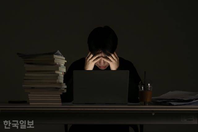 야근하는 노동자. 박시몬 기자