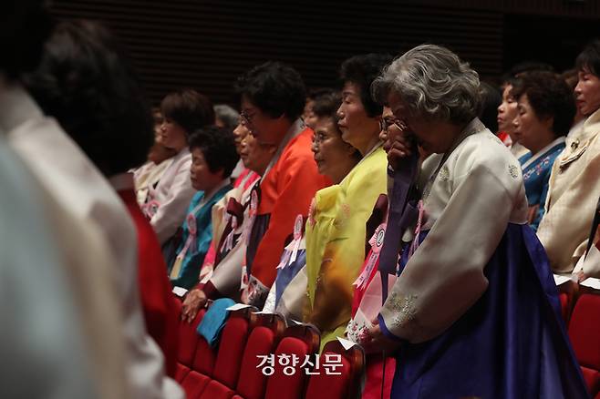 서울 마포구 일성여자중고등학교의 22회 졸업식이 열린 27일 졸업생이 눈물을 흘리고 있다.