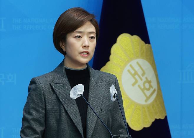 Rep. Ko Min-jung of the main opposition Democratic Party, declares her resignation as a member of the party's Supreme Council during a news conference at the National Assembly in Seoul on Tuesday, denouncing the party's alleged "unfair" process to nominate candidates for the April 10 general elections. (Yonhap)