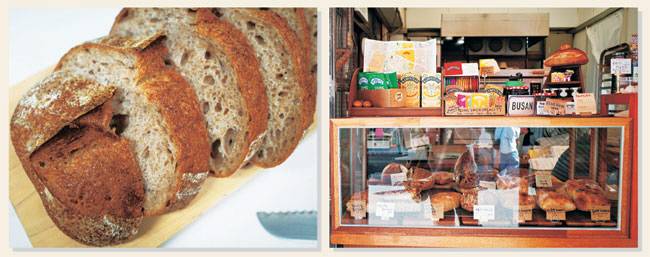 택배 빵 꾸러미를 열어 꺼낸 사워도빵을 잘랐다. 오른쪽 사진은 럭키 베이커리 내부 진열장.