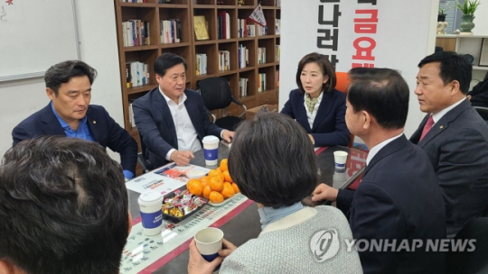 국민의힘 나경원 전 의원(가운데)이 지난해 2월 6일 국민의힘 초선 의원들과 만나는 모습. 연합뉴스 자료사진