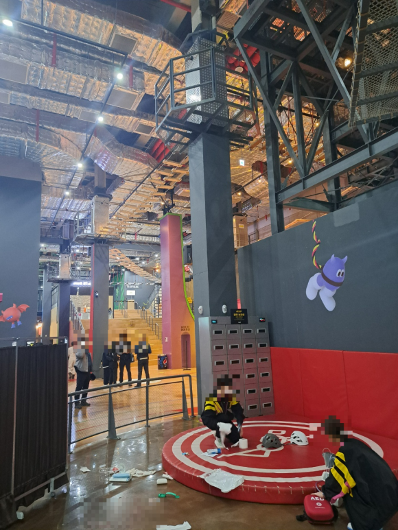 안성시 공도읍에 있는 스타필드 안성 3층에 위치한 ‘스몹(스포츠 체험시설)’의 번지점프 기구. 경기도소방재난본부 제공