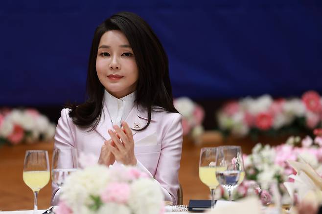 김건희 여사가 2023년 316일 도쿄 한 호텔에서 열린 재일동포 오찬 간담회에서 박수치고 있다. ⓒ연합뉴스