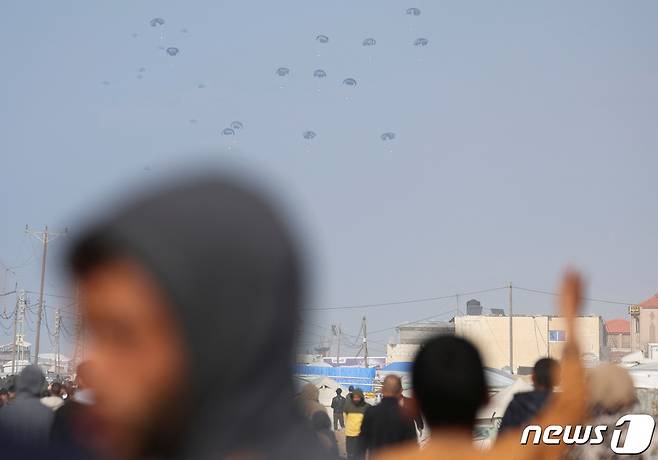 27일(현지시간) 요르단군이 가자지구 해안을 따라 긴급 구호 물자를 수송기에서 투하하고 있다. 2024.02.27. ⓒ 로이터=뉴스1 ⓒ News1 정윤영 기자