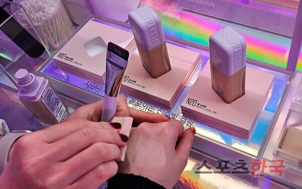 행사장에는 파운데이션 신제품과 메이블린 뉴욕의 대표 틴트 제품인 '슈퍼스테이 바이닐 잉크'를 직접 테스트 할 수 있다. ⓒ임현지 기자