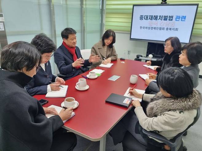 청주 흥덕 국민의힘 예비후보로 나선 김학도 전 중소벤처기업부 차관이 정책 간담회를 진행하는 모습 ⓒ김학도 국민의힘 청주 흥덕 예비후보 캠프