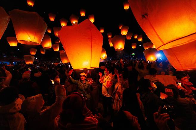24일 대만 신베이시 핑시에서 열린 천등 축제에서 사람들이 평화와 행복, 번영을 기원하며 등을 띄우고 있다. EPA 연합뉴스