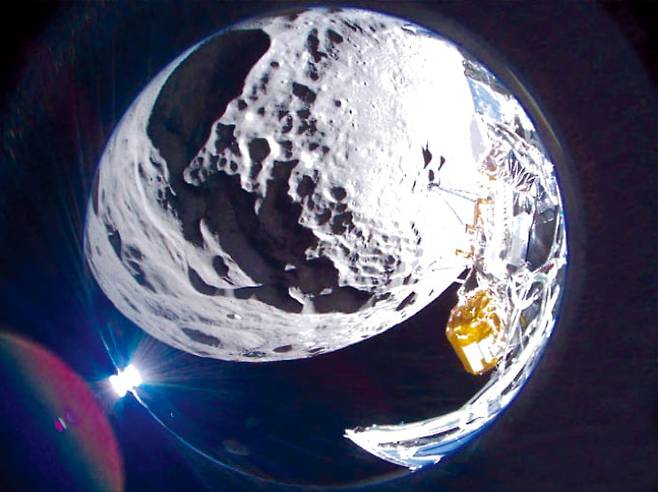 최초의 민간 달 착륙선 오디세우스가 지난주 촬영한 달의 쇰베르거 분화구 모습. 인튜이티브머신스 제공