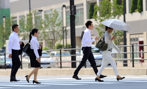 일본 도쿄의 직장인들이 길을 걷고 있다. [사진 출처 = 연합뉴스]