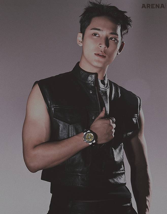 메커니컬 무브먼트, 오토매틱 와인딩, 크로노그래프, 41mm 사이즈의 알루미늄 케이스, 더블 로고 인그레이빙으로 장식한 블랙 러버 소재의 베젤, 브러싱 처리된 앤트러사이트 다이얼, 블랙 러버 소재의 브레이슬릿, 최대 100m 방수 기능, 1200피스 한정판으로 선보이는 불가리 알루미늄 그란 투리스모 스페셜 에디션 워치 675만원·화이트 골드 소재에 다이아몬드를 파베 세팅한 비제로원 링 950만원 모두 불가리 제품.