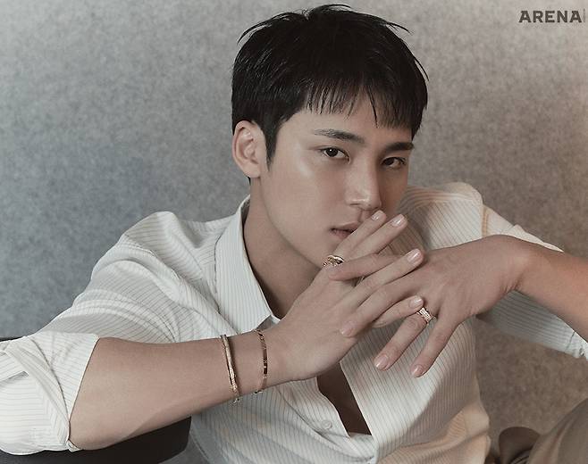 (왼쪽부터) 오른손목의 로즈 골드 소재에 다이아몬드를 파베 세팅한 비제로원 브레이슬릿 2950만원·로즈 골드 소재의 비제로원 브레이슬릿 585만원·검지의 로즈 골드 소재에 다이아몬드를 파베 세팅한 비제로원 링 895만원·왼손 약지의 로즈 골드 소재에 다이아몬드를 파베 세팅한 비제로원 링 1670만원 모두 불가리 제품.