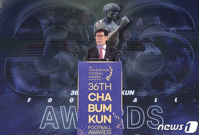 차범근 ‘차범근 축구교실’ 회장이 29일 오전 서울 종로구 HW컨벤션센터 열린 ‘제36회 차범근 축구상' 시상식에서 축사를 하고 있다. 차범근축구상은 1988년 시작돼 매년 훌륭한 활약을 펼친 한국 축구선수 꿈나무를 발굴해 시상하는 유소년 축구상이다. 2024.2.29/뉴스1 ⓒ News1 김진환 기자