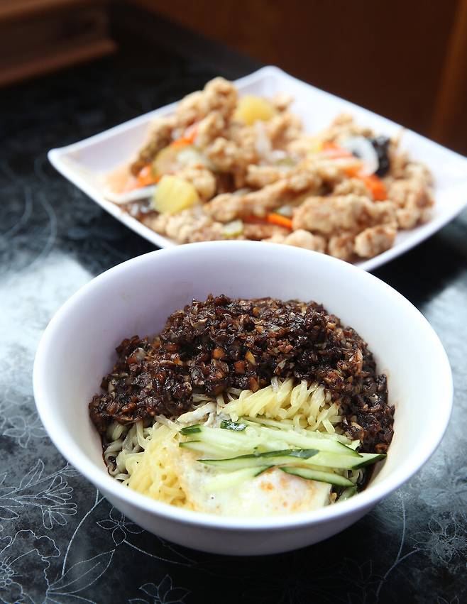 ‘중화루’에서 파는 짜장면 ‘중깐’과 탕수육. 박미향 기자