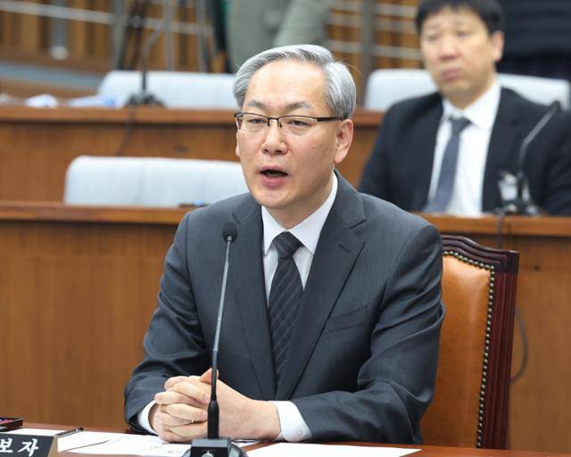 엄상필 대법관 후보자가 28일 서울 여의도 국회에서 열린 인사청문회에서 의원들의 질의에 답변하고 있다. 뉴스1