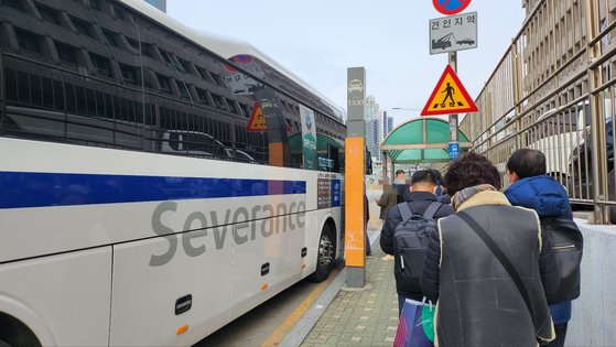 28일 서울역 앞 세브란스병원 셔틀버스 정류장에 KTX를 타고 '상경 진료' 온 환자들이 줄을 서고 있다. 김서원 기자