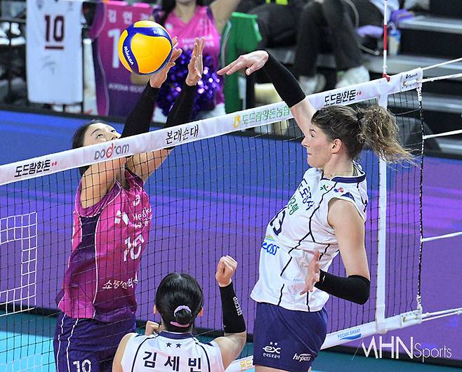 도로공사 부키리치가 공격을 시도한다ⓒMHN스포츠 이지숙 기자