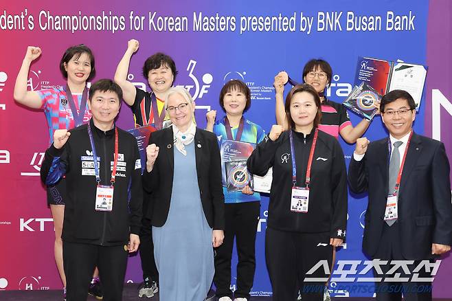 유승민 위원장과 페트라 쇠링 ITTF 회장이 마스터스 대회 입상자들에게 세계선수권 대회와 똑같은 메달을 직접 수여했다. 사진제공=부산세계탁구선수권 조직위