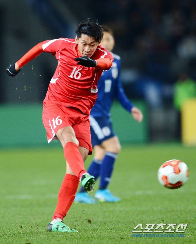 2017 동아시아축구연맹(EAFF) E-1 챔피언십 남자축구 일본과 북한의 경기가 9일 일본 도쿄 아지노모토 스타디움에서 열렸다. 북한 리영직이 중거리슛을 하고 있다.
지바(일본)=정재근 기자 cjg@sportschosun.com/2017.12.9/