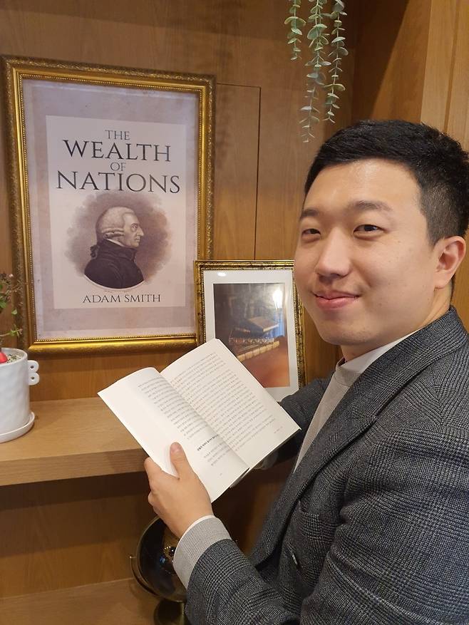 전인구 애덤스미스 대표가 독서 모임을 열게 된 배경을 설명하고 있다. 윤현주 기자