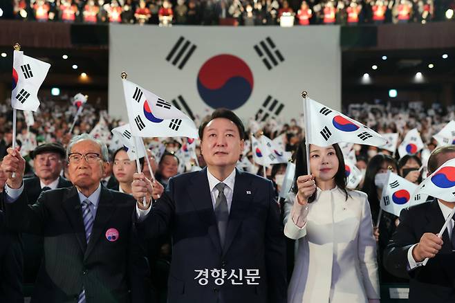 윤석열 대통령과 김건희 여사가 지난해 제104주년 3·1절 기념식에 함께 참석해 태극기를 흔들고 있다. 김 여사는 올해 제105주년 기념식에는 동행하지 않았다. 대통령실 제공