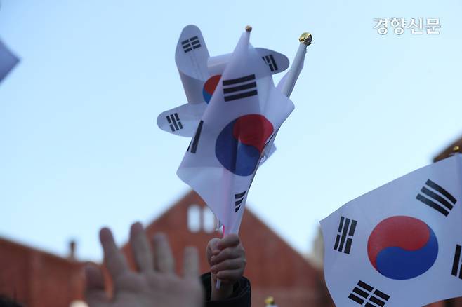 1일 시민들이 서울 서대문구 서대문형무소역사관에서 태극기를 들고 있다.